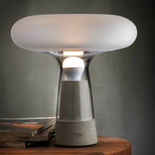 Nude Orion Bordlampe Beton fod.